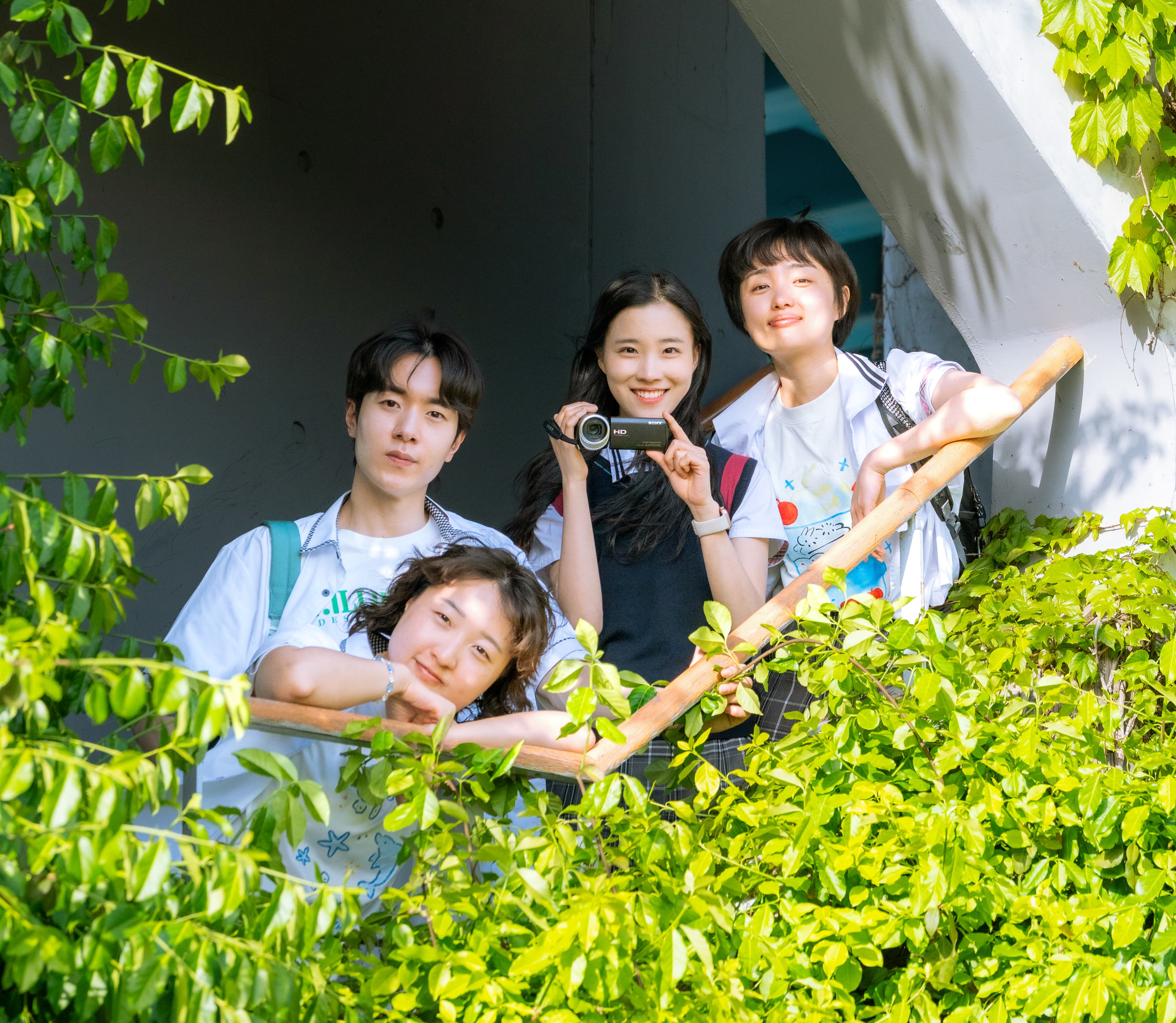 왝왝이가 그곳에 있었다 콘셉트 이미지 - 초록 잎 사이의 네 인물