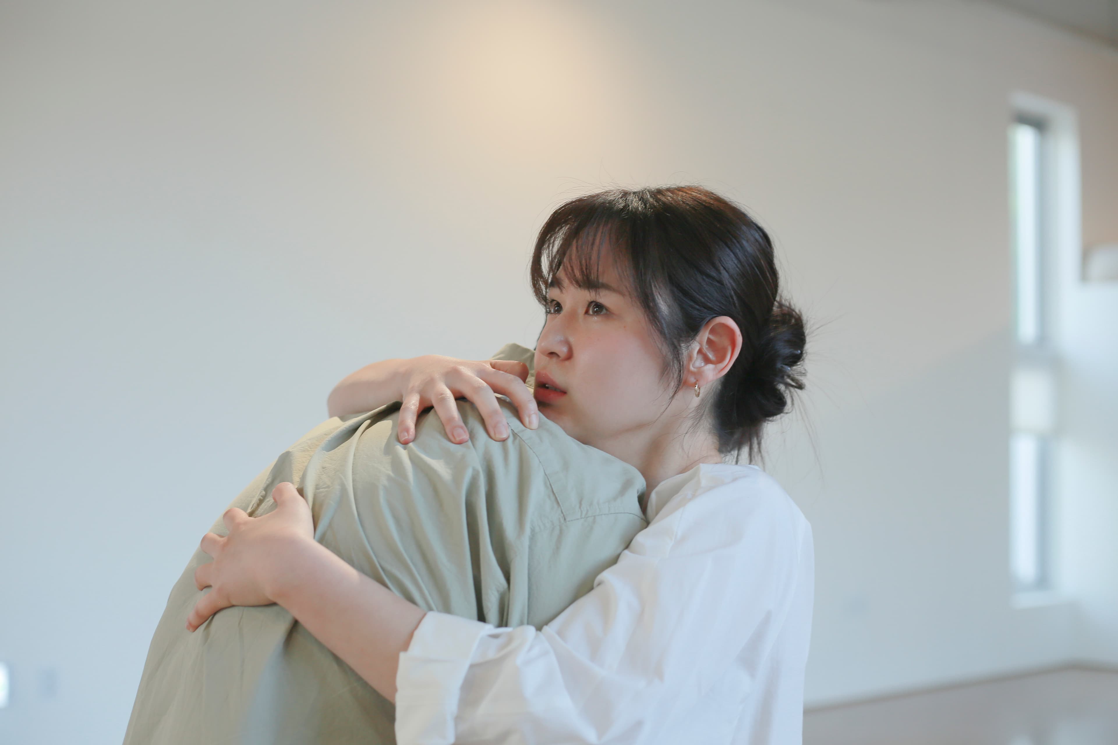 꿰맨 눈의 마을 연습 장면 - 인물을 끌어안고 있는 장면